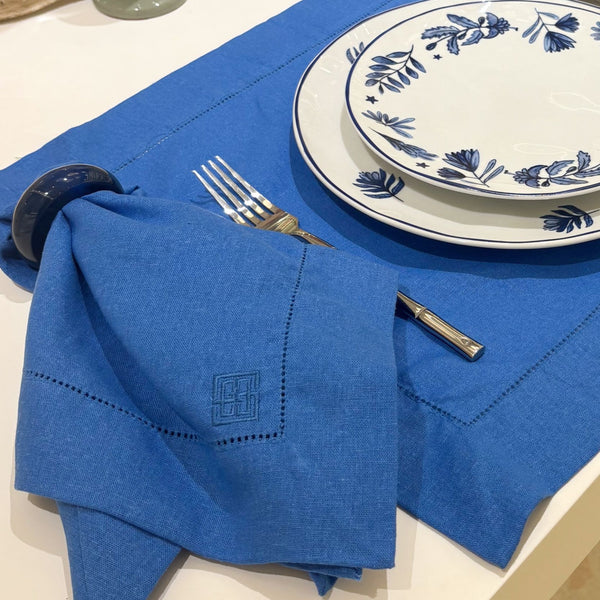 Detalhe do jogo americano linho visco barra larga premium azul cobalto Lolahome