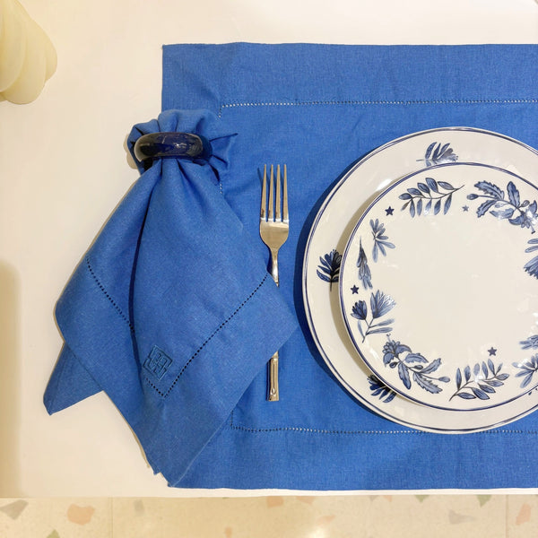 Detalhe do jogo americano linho visco barra larga premium azul cobalto Lolahome