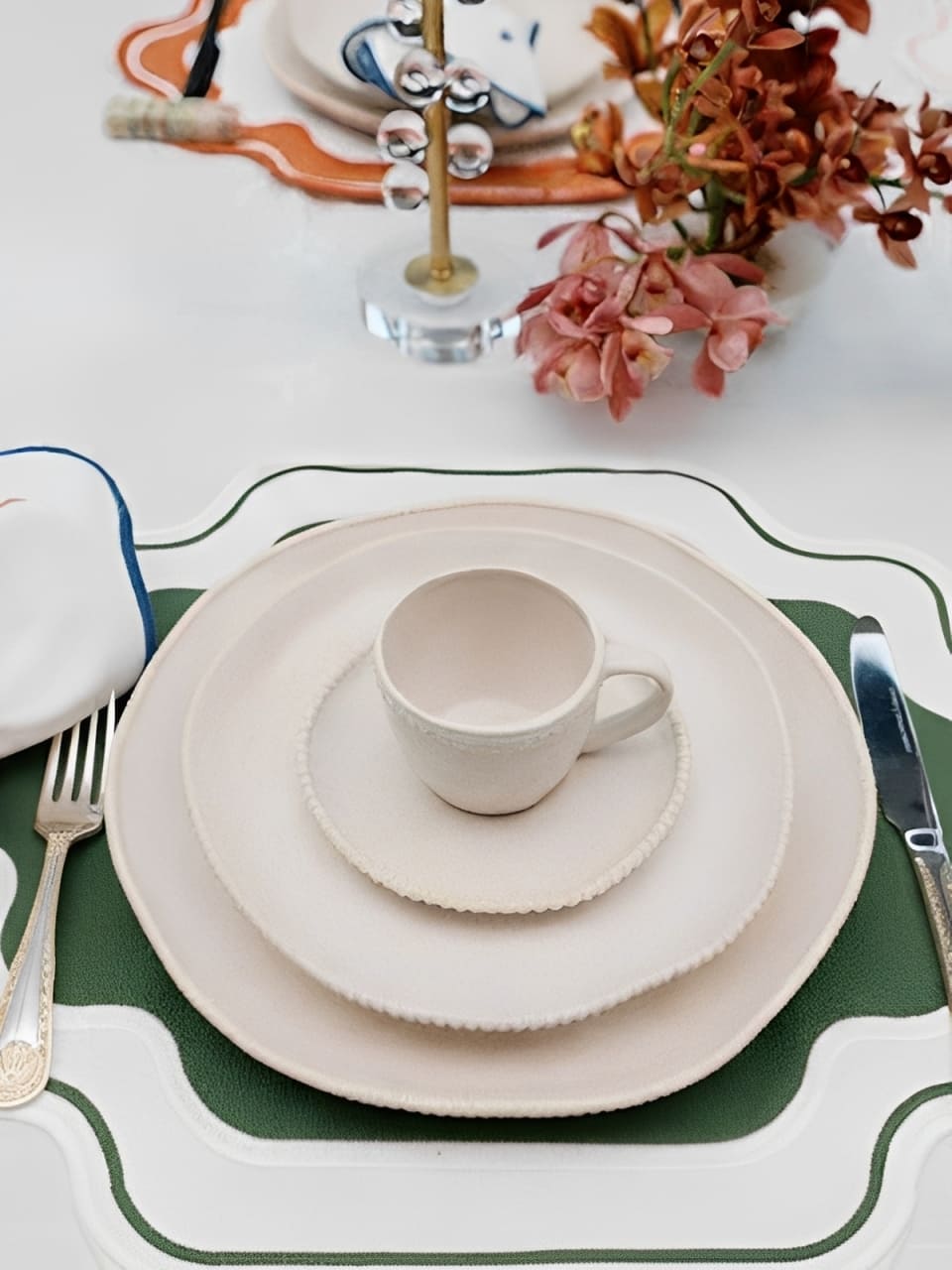 Jogo americano Ella verde e branco em mesa posta com louças - Lolahome