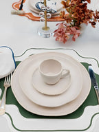Jogo americano Ella verde e branco em mesa posta com louças - Lolahome
