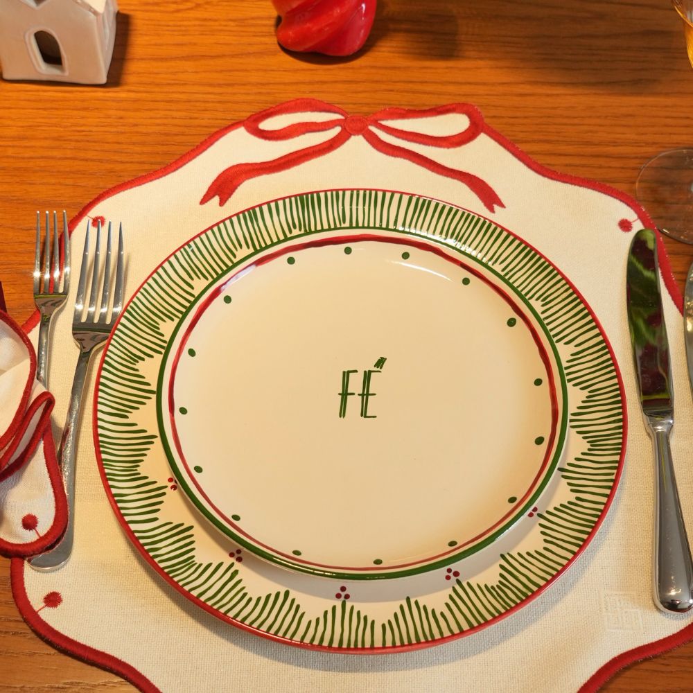 Jogo americano redondo branco com laço vermelho visto de cima - Lolahome