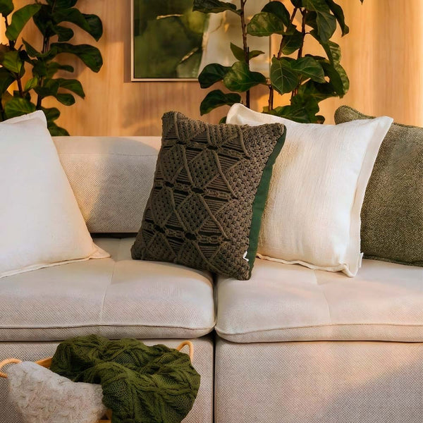 Almofada de macramê verde 50x50cm Lolahome em composição decorativa