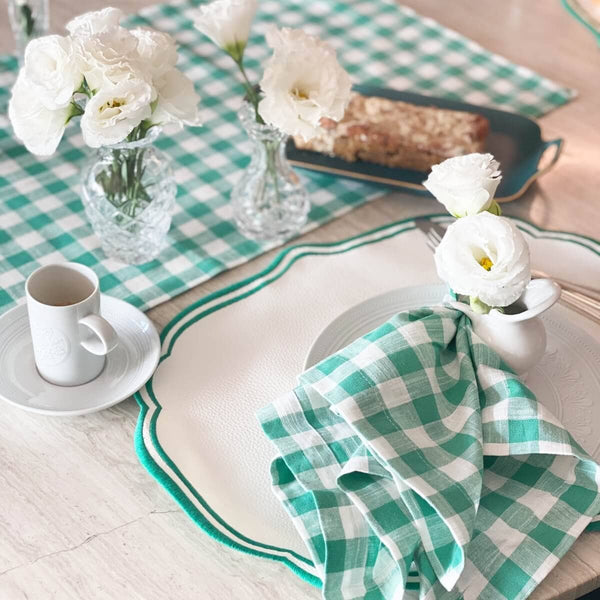 Jogo americano Barcelona verde em mesa posta com louças brancas - Lolahome