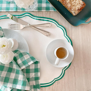 Jogo americano impermeável de couro ecológico verde em composição de mesa - Lolahome