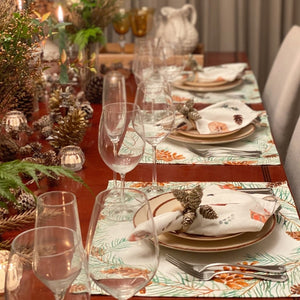 Detalhe da estampa Pinha com folhas no jogo americano de algodão Lolahome