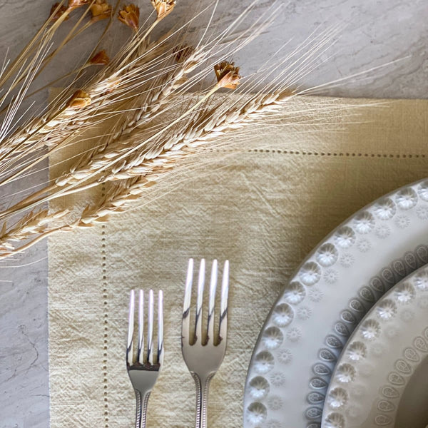 Detalhe do acabamento ajour do jogo americano de ramie amarelo - Lolahome