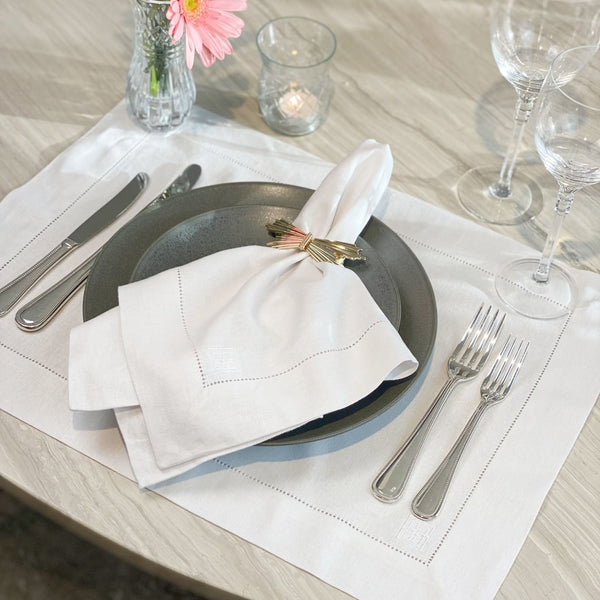 Jogo americano de linho branco em mesa posta com louças e talheres - Lolahome