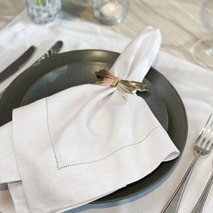 Jogo americano de linho branco em composição de decoração minimalista - Lolahome