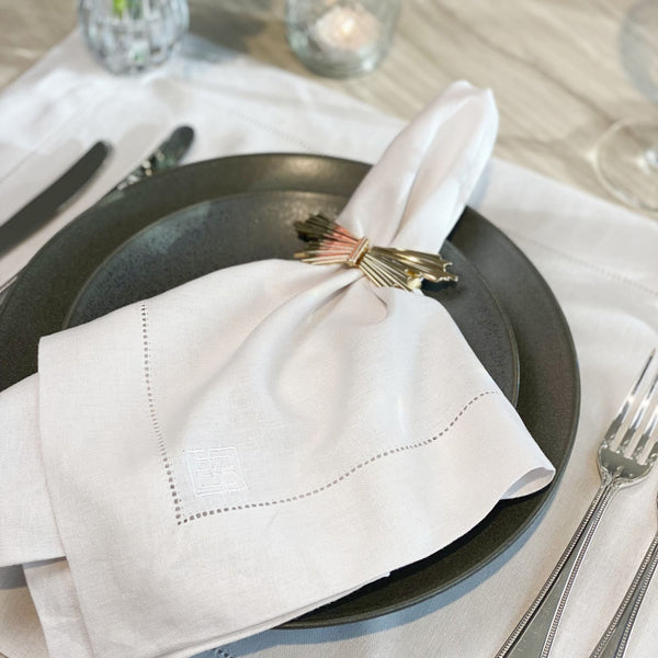 Jogo americano de linho branco em composição de decoração minimalista - Lolahome