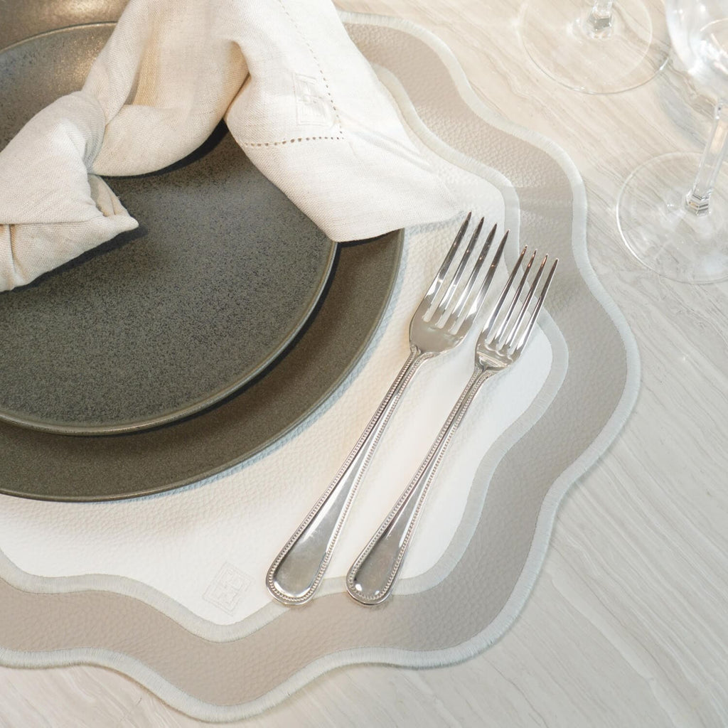 Composição de mesa com jogo americano oval impermeável branco e louças em inox - Lolahome