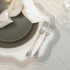 Composição de mesa com jogo americano oval impermeável branco e louças em inox - Lolahome
