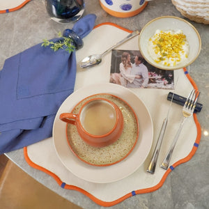 Detalhe do jogo americano Toscana Rustic de algodão com bordado laranja - Lolahome