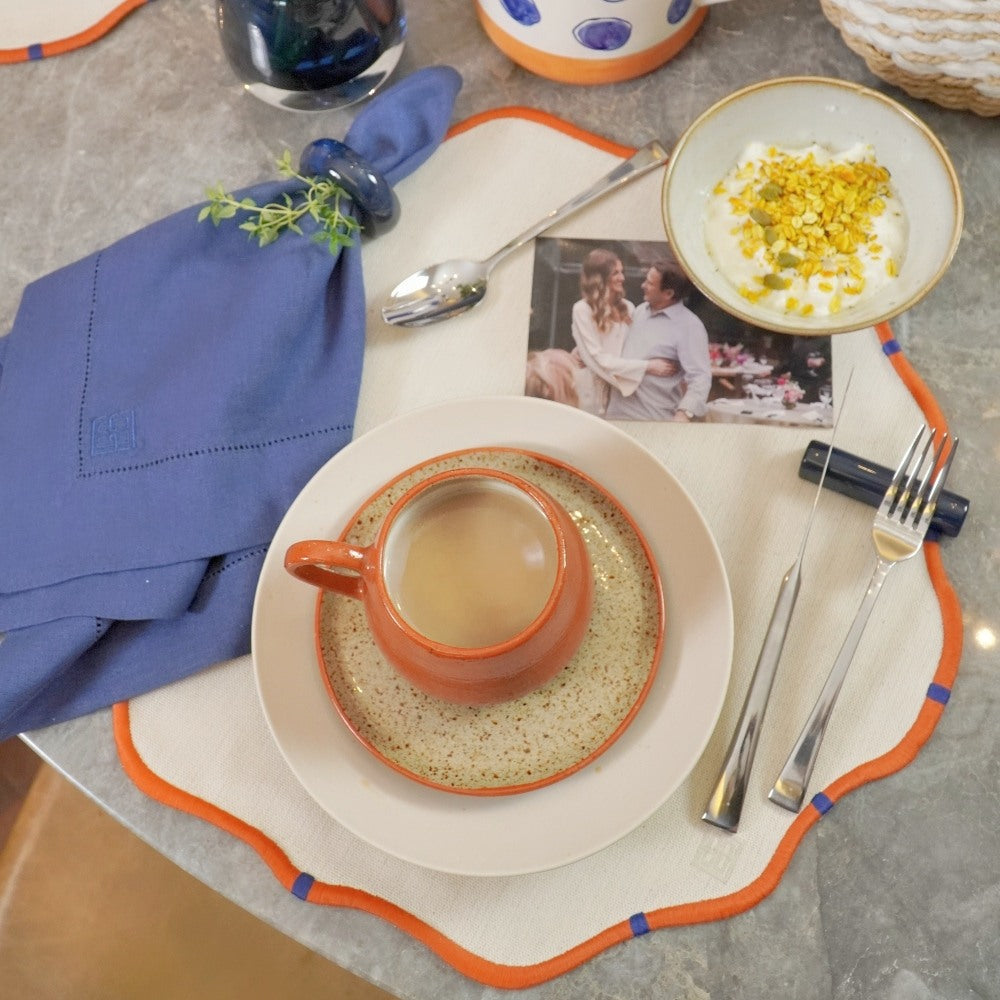 Detalhe do jogo americano Toscana Rustic de algodão com bordado laranja - Lolahome