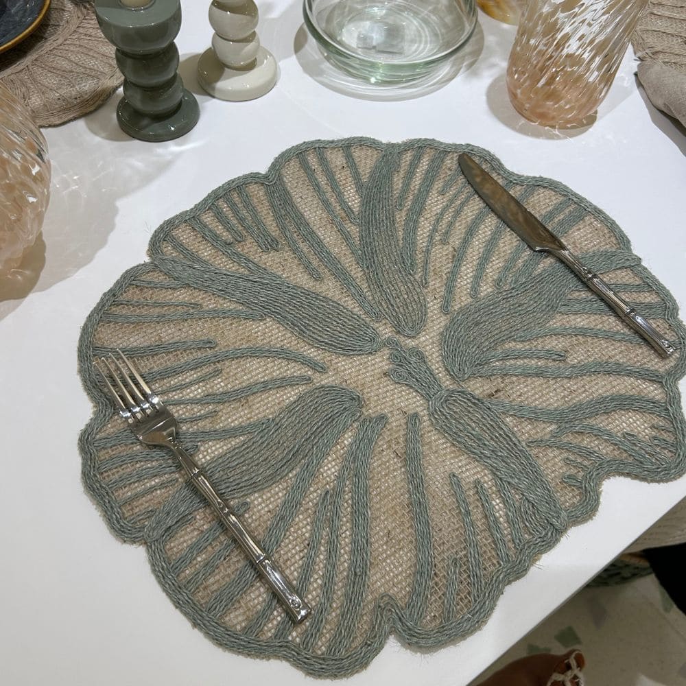 Jogo americano de sisal verde em mesa posta com louças e decoração natural - Lolahome