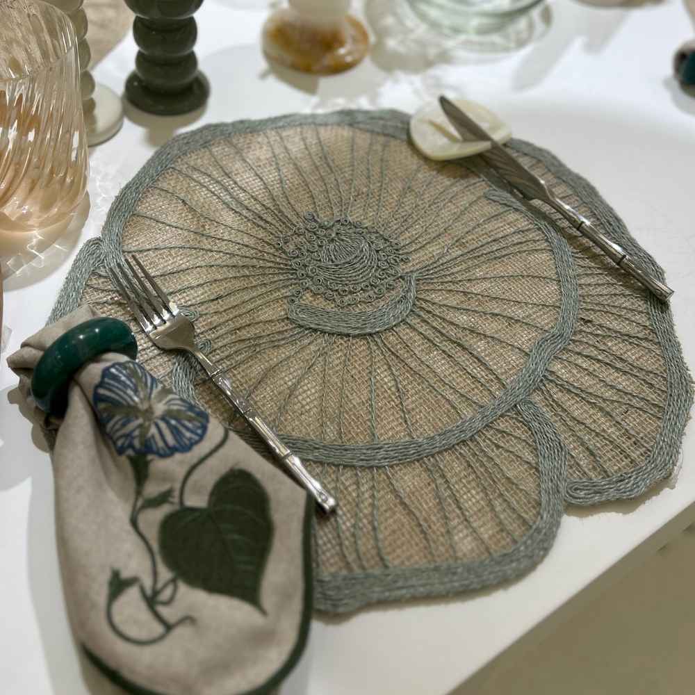 Jogo americano artesanal Lolahome em sisal natural com detalhes verde