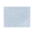 Jogo americano Summer com ponto ajour azul sobre mesa posta — Lolahome