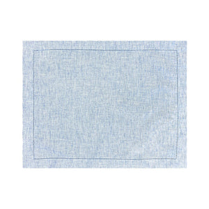 Jogo americano Summer com ponto ajour azul sobre mesa posta — Lolahome