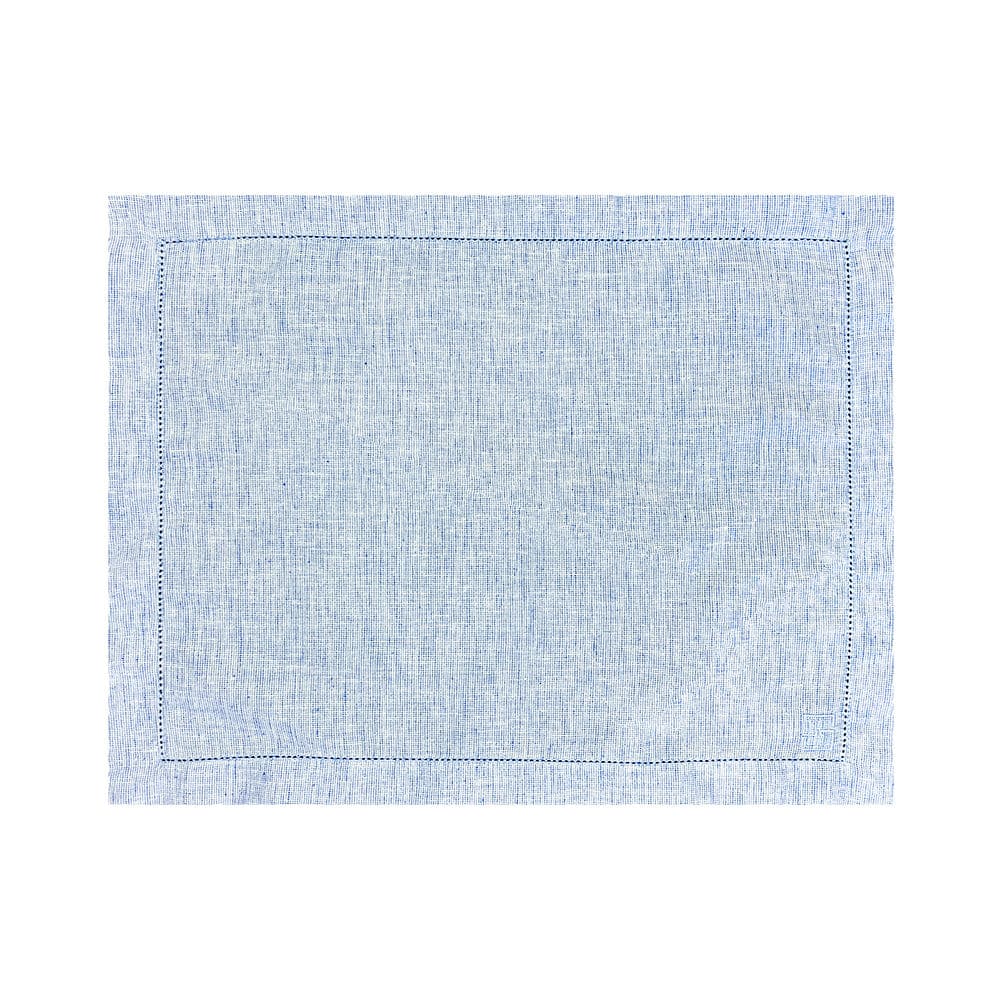 Jogo americano Summer com ponto ajour azul sobre mesa posta — Lolahome