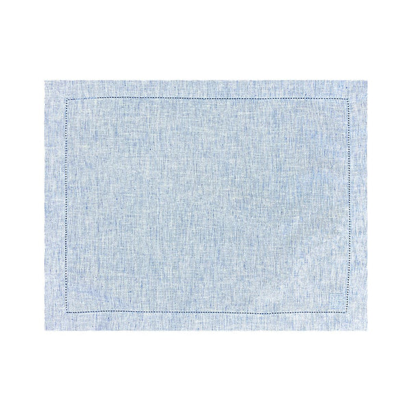 Jogo americano Summer com ponto ajour azul sobre mesa posta — Lolahome