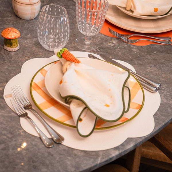 Detalhe da estampa floral do jogo americano dupla face impermeável bege e branco – Lolahome