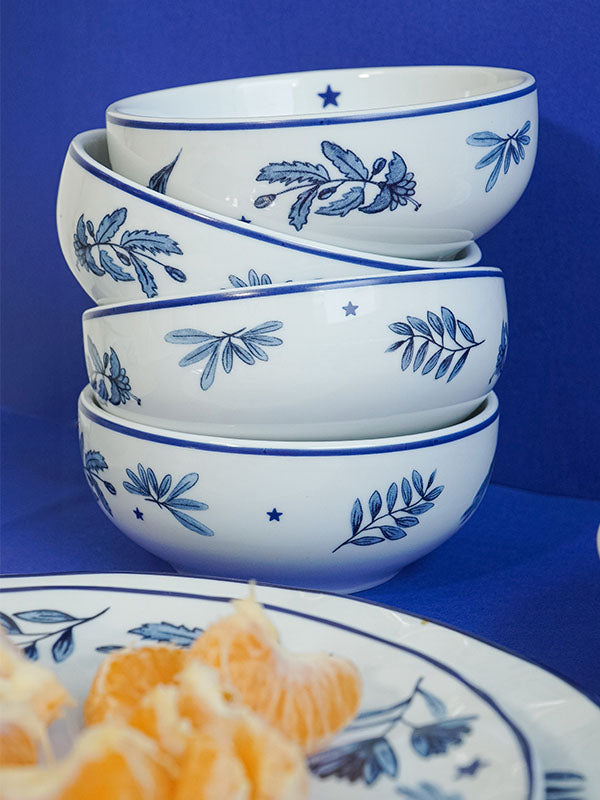Bowl de porcelana Giardino branco com flores azuis em contexto de mesa posta elegante