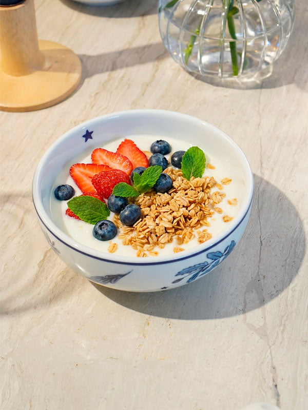 Detalhe do bowl de porcelana Giardino mostrando o padrão floral azul sobre fundo branco