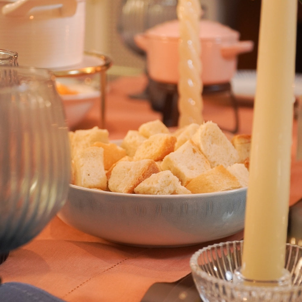 Bowl redondo de cerâmica com acabamento em textura suave e padronagem delicada nas cores azul e branco. A peça possui tamanho de 18 cm de largura e 5 cm de altura, apresentando um design atemporal e versátil que se adapta a diversos estilos de decoração. Como deve ser usado: ideal para compor uma mesa posta chic, sendo perfeito para servir saladas individuais, acompanhamentos, massas ou frutas frescas com muito charme.