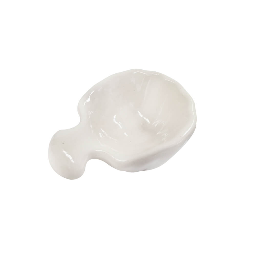 Petisqueira em formato de concha com molheira acoplada, feita de cerâmica artesanal na cor natural (off-white) com acabamento brilhante. A peça possui tamanho de 24 x 25 cm (concha) e 11 x 14 cm (molheira), com design autoral Lolahome produzido no Brasil, apresentando as variações charmosas de um produto feito à mão. Como deve ser usado: ideal para compor uma mesa posta de petiscos ou temática de mar, sendo perfeita para servir porções como camarões, iscas de peixe ou snacks acompanhados de molhos, patês