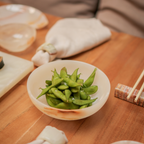 Bowl de ônix marfim em composição de mesa posta