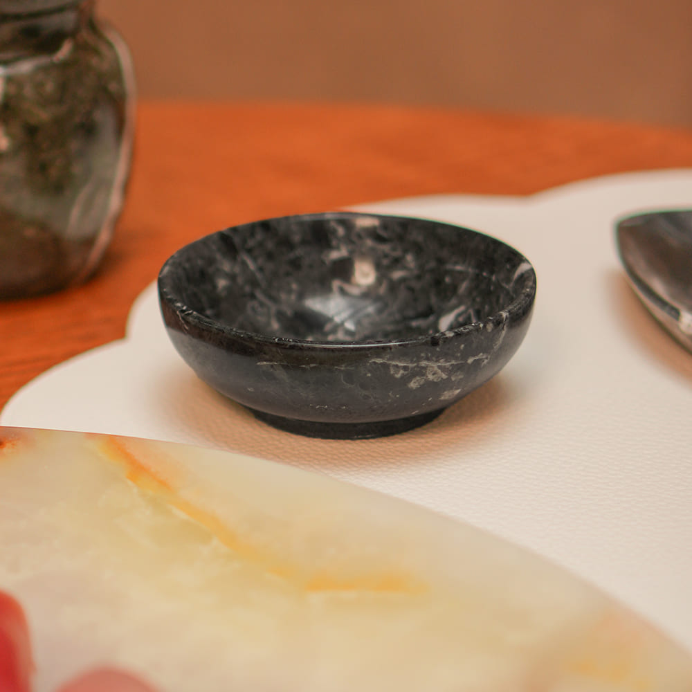 Bowl de ônix preto natural usado para servir petiscos em mesa posta