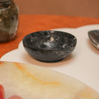 Bowl de ônix preto natural usado para servir petiscos em mesa posta