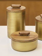 Pote decorativo Golden com tampa de madeira e acabamento em metal envelhecido, 8cm