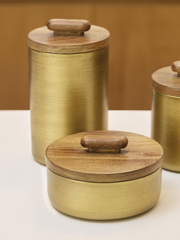 Pote decorativo Golden com tampa de madeira e acabamento em metal envelhecido, 8cm