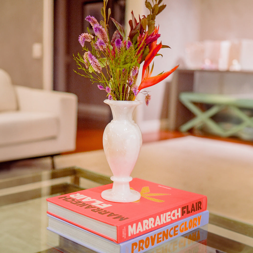 Vaso de ônix classic marfim em composição de decoração de interiores