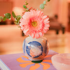 Vaso de ônix esfera azul sobre superfície de mármore em decoração de interiores
