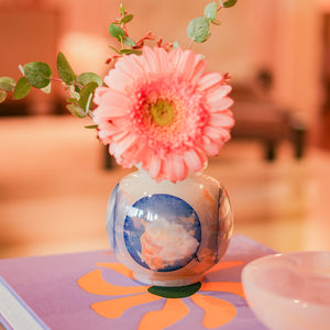 Vaso de ônix esfera azul sobre superfície de mármore em decoração de interiores