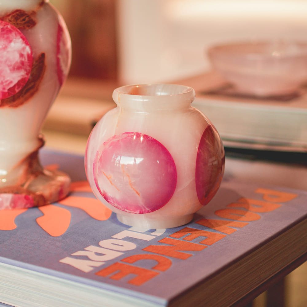 Vaso de ônix esfera rosa 10cm em composição de lavabo com acessórios naturais