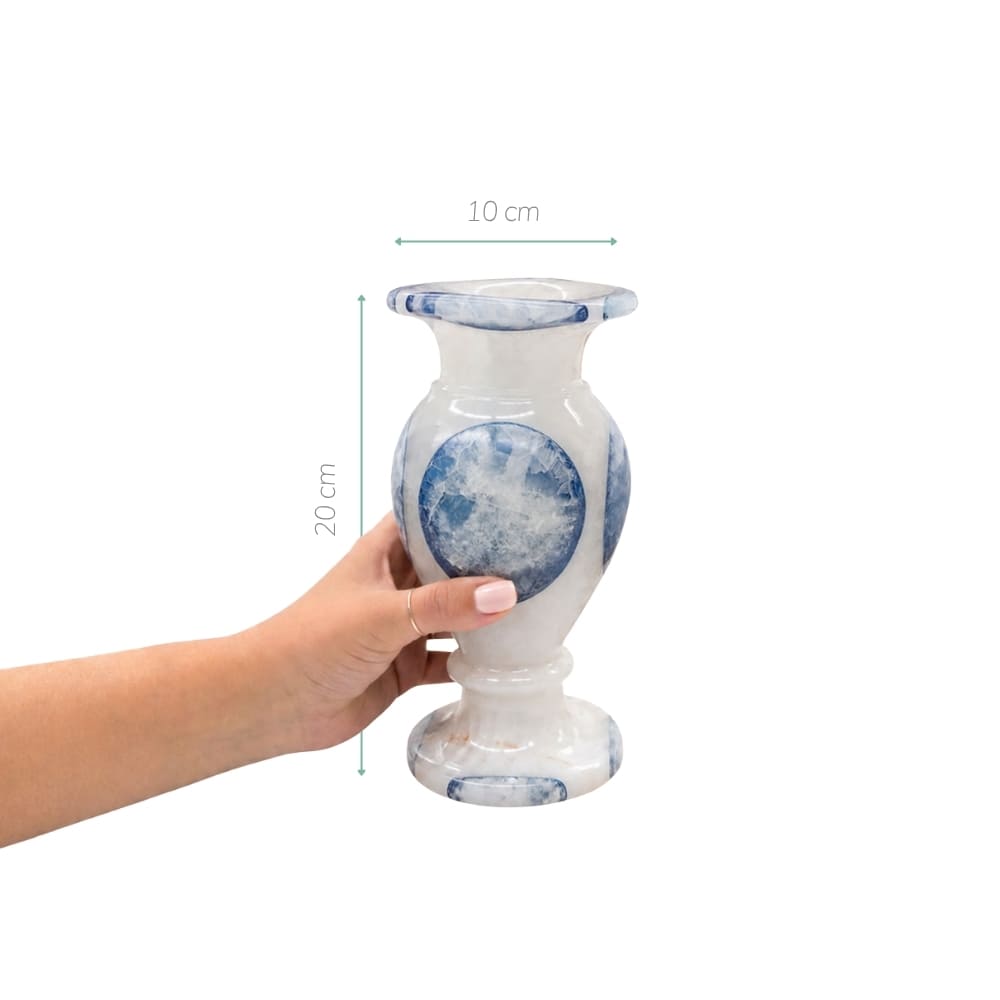 Detalhe da textura natural e tonalidade azul e marfim do vaso de ônix 20cm