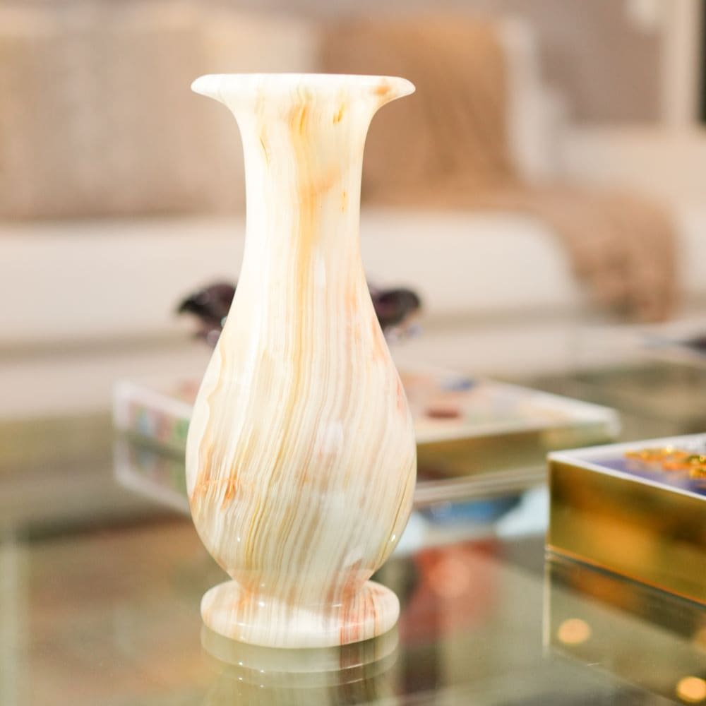Vaso de ônix marfim em composição decorativa - Coleção Ônix Lolahome