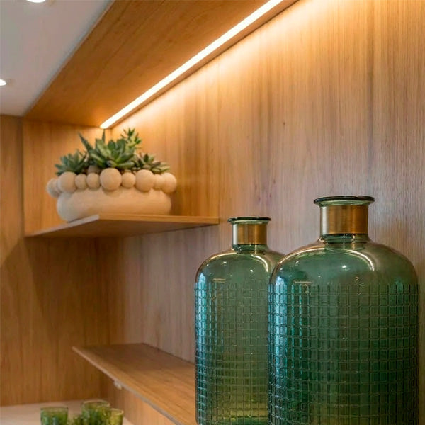 Centro de mesa redondo de cerâmica na cor marfim (natural), apresentando uma textura externa rica composta por diversas esferas em relevo. A peça possui tamanho de 35 cm de largura e 10 cm de altura, com design atemporal e acabamento rústico que destaca as variações únicas de cada peça. Como deve ser usado: ideal para compor a decoração de mesas de jantar ou centros de sala, sendo perfeito para acomodar frutas, esferas decorativas ou ser usado como uma peça de destaque chic e com personalidade.