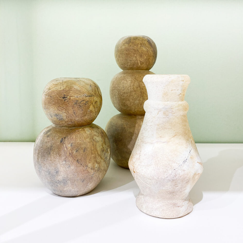 Vaso de pedra sabão com detalhes em esferas, tamanho M, 24cm de altura, vista frontal