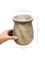 Vaso jarra em pedra sabão cinza decorando ambiente minimalista – Lolahome