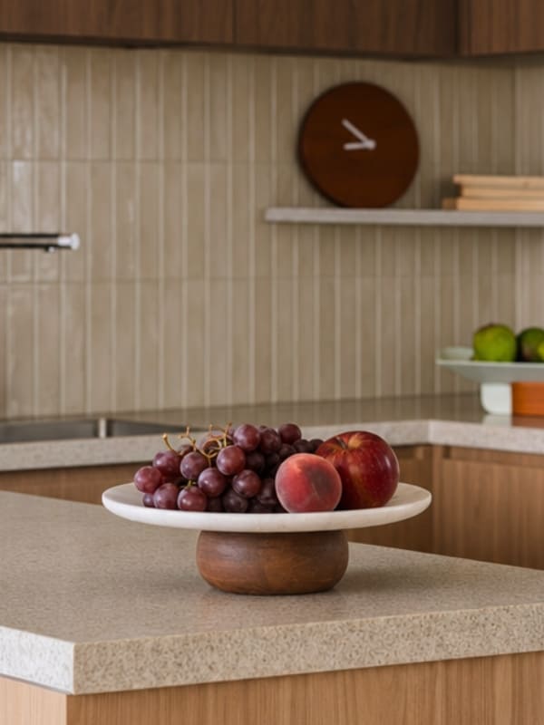 Prato alto decorativo em mármore natural com base de madeira, 30cm de diâmetro, cor natural com veios únicos