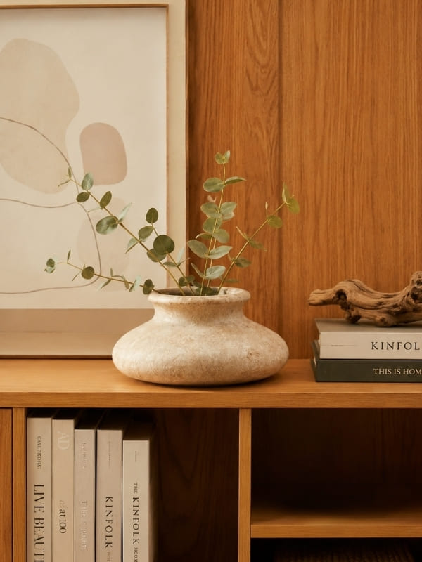 Vaso baixo escultural em pedra sabão natural em ambiente decorado, 11cm, cor cinza – Lolahome