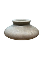 Detalhe da textura artesanal do vaso baixo em pedra sabão natural, 11cm, cor cinza – Lolahome