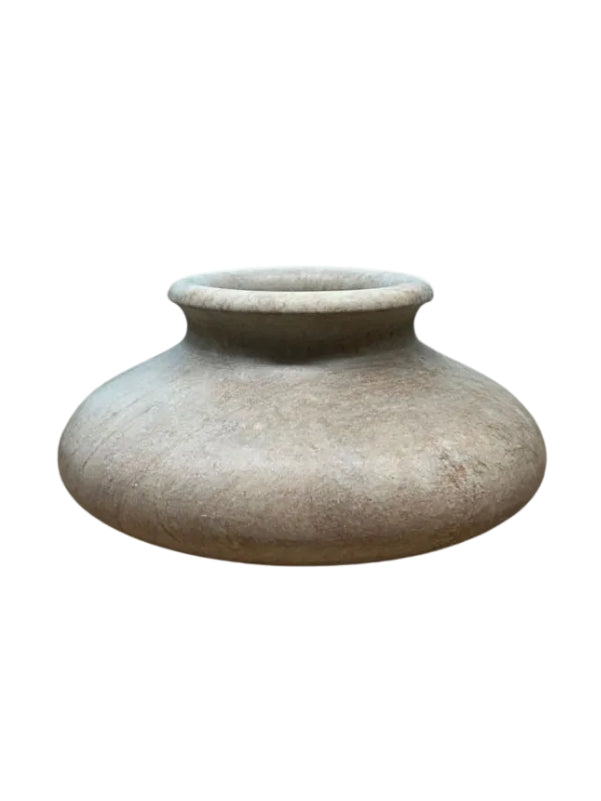 Detalhe da textura artesanal do vaso baixo em pedra sabão natural, 11cm, cor cinza – Lolahome