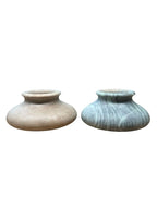 Vaso baixo escultural em pedra sabão natural em contexto de decoração, 11cm, cor cinza – Lolahome