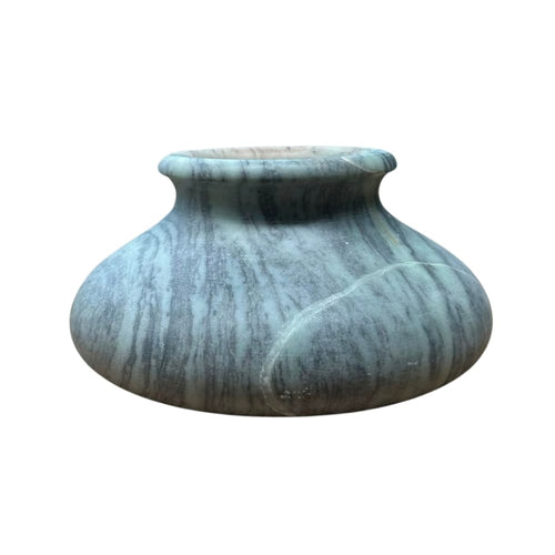 Vaso baixo escultural em pedra sabão natural, vista lateral, 11cm, cor cinza – Lolahome