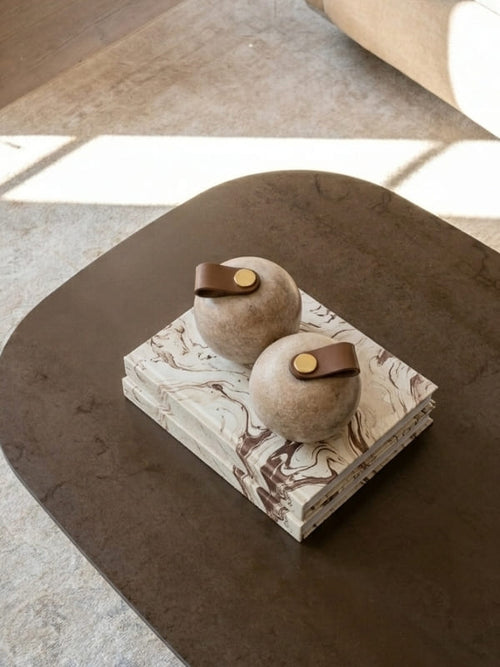 Detalhe do potiche artesanal de pedra sabão e couro, vista lateral, 13x10cm, cor cinza – Lolahome