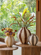 Vaso de cerâmica bege com listras, 30 cm de altura, decoração artesanal natural